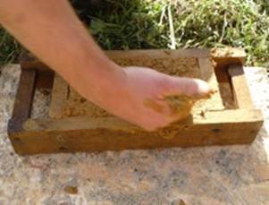 La brique de terre crue moulée ou la technique de l’adobe 