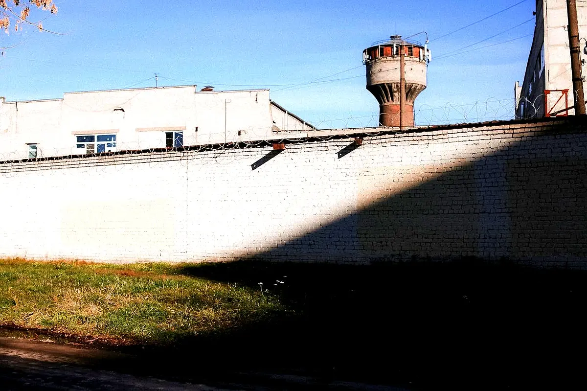 Sécurité en prison : rôle clé des miradors et des postes protégés dans la surveillance pénitentiaire