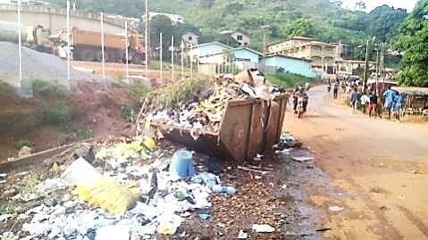 Conteneur de 9 m3 remplis d’ordures ménagères au quartier Mbankolo