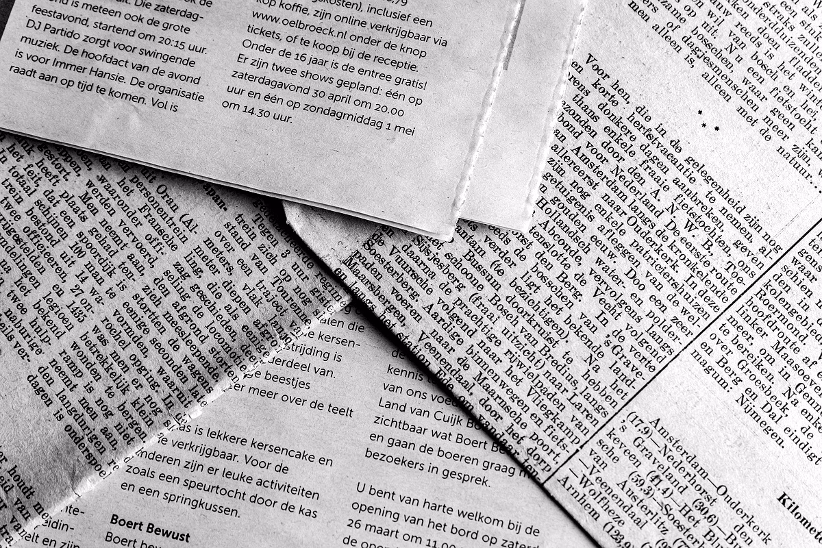 Trait d'union dans les locutions latines en presse