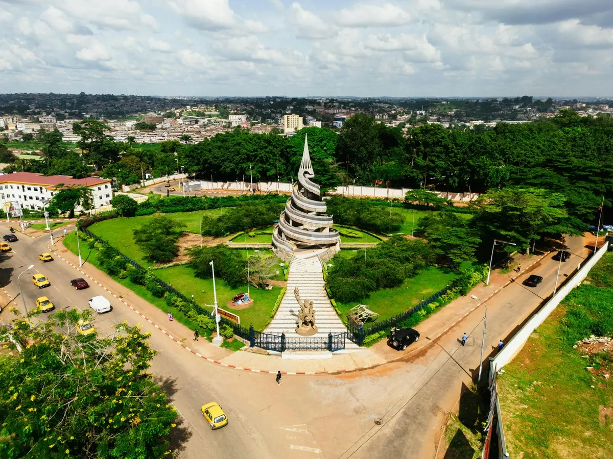 Impact des ajustements structurels au Cameroun : Analyse 1987-2017