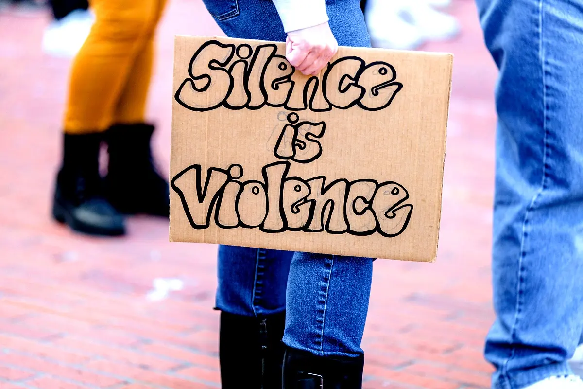 Perspectives futures sur la violence dans Maissa Bey