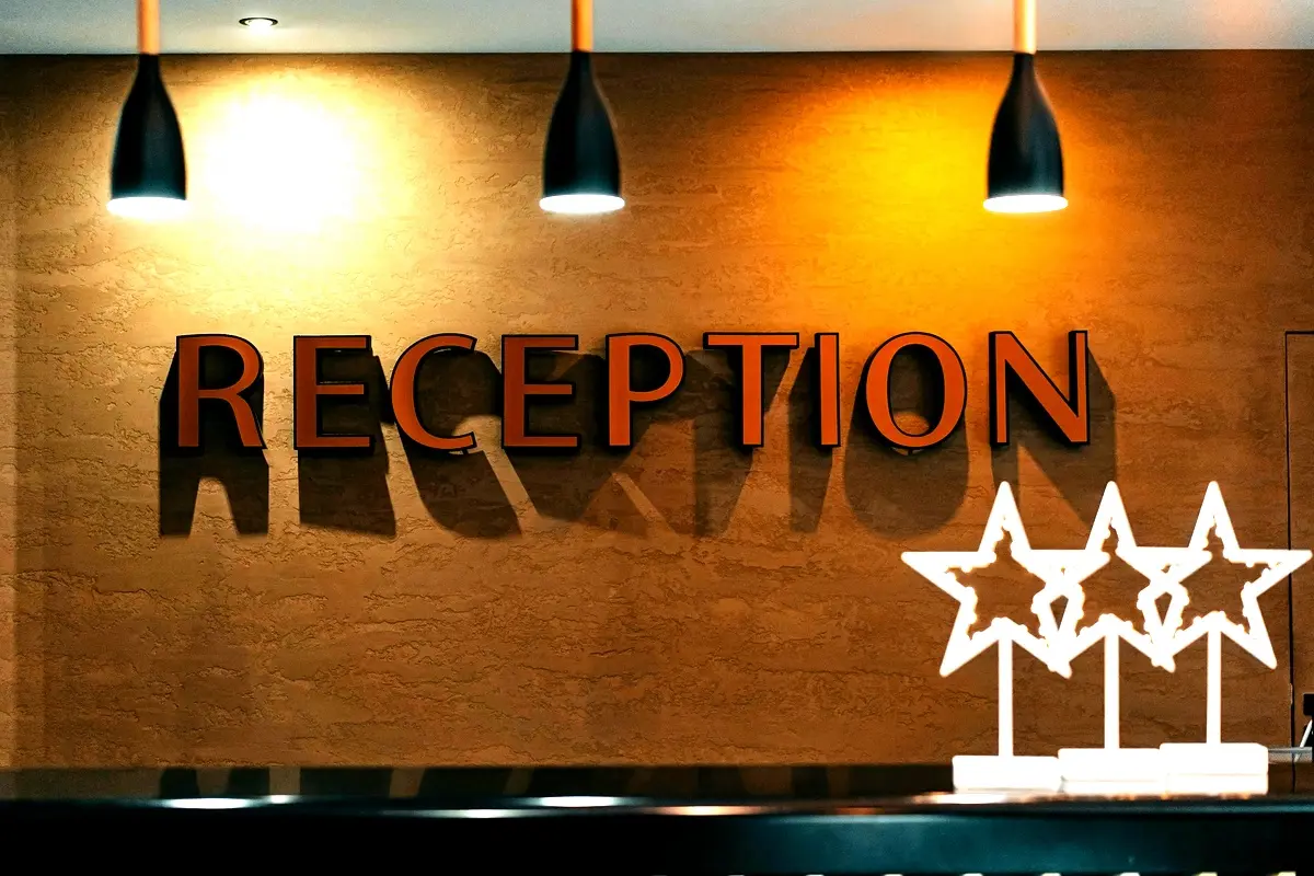 Implications politiques de la qualité de service à l'hôtel ITTOURAR
